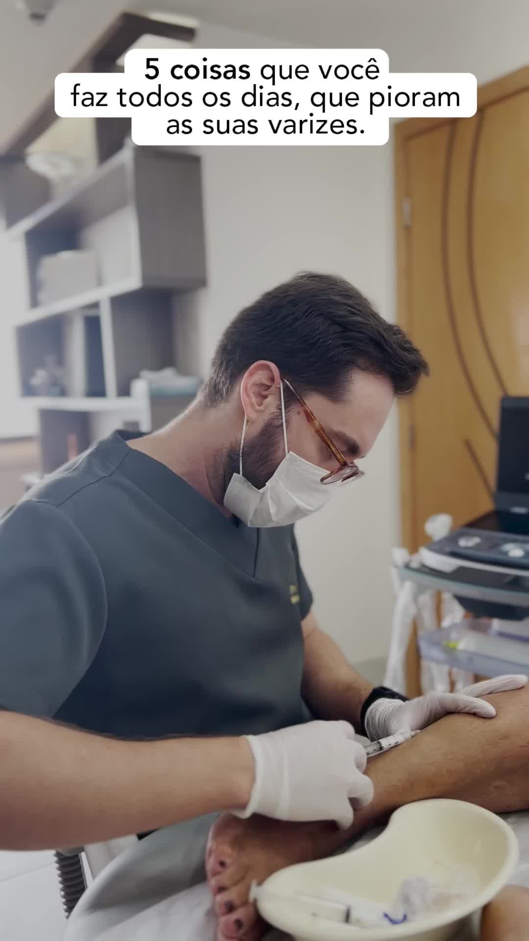 Algumas das suas rotinas diárias podem ser os vilões das suas varizes. Muitas vezes, sem perceber, acabamos contribuindo para o aparecimento ou agravamento desse problema que afeta a saúde das nossas pernas. Mas calma, estamos aqui para ajudar! Aqui 5 coisas que você pode estar fazendo todos os dias e que podem piorar suas varizes: 1. **Ficar muito tempo em pé ou sentado**: A má circulação é uma das grandes responsáveis pelas varizes. Se o seu trabalho exige que você permaneça em uma única posição por muito tempo, tente fazer pausas regulares para movimentar as pernas. 2. **Usar roupas apertadas**: Aquela calça skinny que você ama pode estar comprimindo a circulação. Opte por peças mais confortáveis que permitam a circulação sanguínea. 3. **Ignorar a hidratação**: A água é essencial para a saúde vascular. Manter-se hidratado ajuda a manter o sangue fluido e a circulação em dia. 4. **Falta de atividade física**: O sedentarismo é um grande inimigo da saúde das pernas. Exercícios regulares, como caminhadas ou ciclismo, ajudam a fortalecer a circulação. 5. **Alimentação desequilibrada**: Uma dieta rica em sódio e açúcares pode contribuir para o inchaço e a retenção de líquidos, piorando as varizes. Inclua mais frutas, vegetais e fibras na sua alimentação! Agora que você já sabe, que tal compartilhar essas dicas com alguém que precisa ouvir isso? Marque aquela amiga que vive reclamando das pernas cansadas. #Varizes #saudevascular