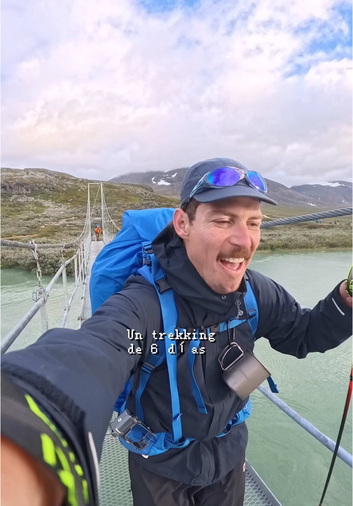 Campfire Academy 🇸🇪  @fjallravenmexico nos llevó a una de las experiencias más duras, épicas , retadoras e inolvidables de mi vida. Básicamente sobrevivimos a base de risas, ánimos entre todo el equipo #LATAM y todo lo que llevábamos en nuestras mochilas. Emprender un viaje a mi interior dentro de estos hermosos paisajes cambió mi vida. Gracias a todos por estar y que sigan más aventuras #Cuchaoutdoors