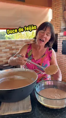 Hoje vamos preparar um doce de feijão, vocês conhecem? Minha receita é um pouco grande mas vcs podem fazer com 2 litros de leite 1 copo americano de feijão cozido, batido e coado com leite e 1 copo de açúcar ou um pouco mais se quiser mas doce, coloca também uma pitadinha de sal  #chacaracristal #receita #docedefeijao 
