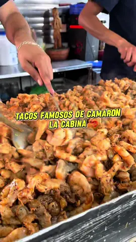 Los tacos gigantes más famosos de CDMX en Bosques de Aragón. Detrás de plaza multibosques está la Cabina, esta taquería tiene cientos de reseñas tirándole flores y si me dieron un tapón de boca. Pensé que era puro fake. Son tacos enormes, es camarón con chiltepin, salsa de serrano, queso y crema. Una combinación deliciosa, lo venden en harina y maíz, los dos rifan. Un taco de harina le ponen como 35 camarones, es algo caro, pero por la cantidad lo vale. La tostada al cien también  #Foodie #food #tacos #camarones #lacabina 