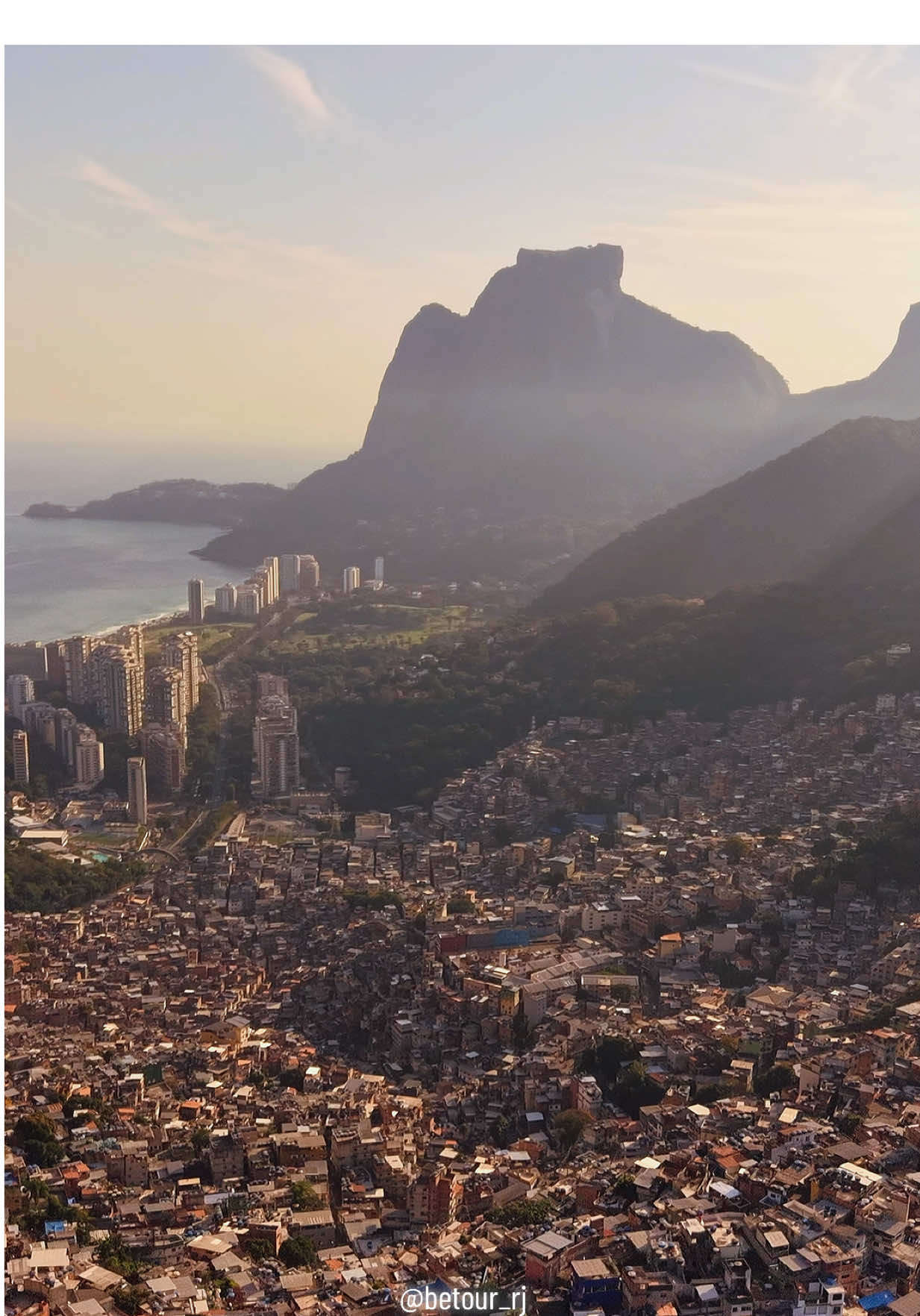 Olha o tamanho morrão 😍 #favelatour #Rocinha #Dronedji 