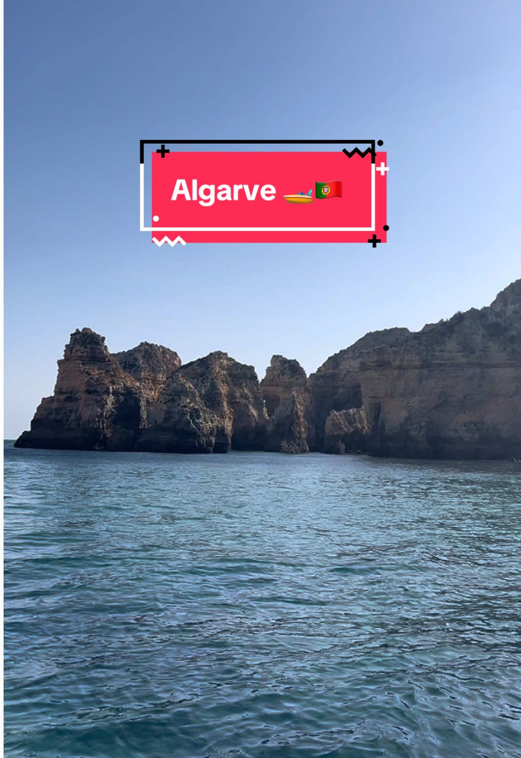 📍Ponta Da Piedade - Algarve 🇵🇹 ✨ Navegar entre los acantilados dorados y cuevas secretas de Ponta da Piedade es una experiencia que parece sacada de otro planeta. 🚤 Si vienes al Algarve, este paseo en barco es un imperdible absoluto. Y tú, ¿Te atreves a descubrir la joya más mágica de Portugal desde el mar? 🌅💙 📣Síguenos para más consejos, viajes y bolas del mundo 👫🌎 #Portugal #Algarve #PontaDaPiedade #ViajarEsVivir #Viajeros                 