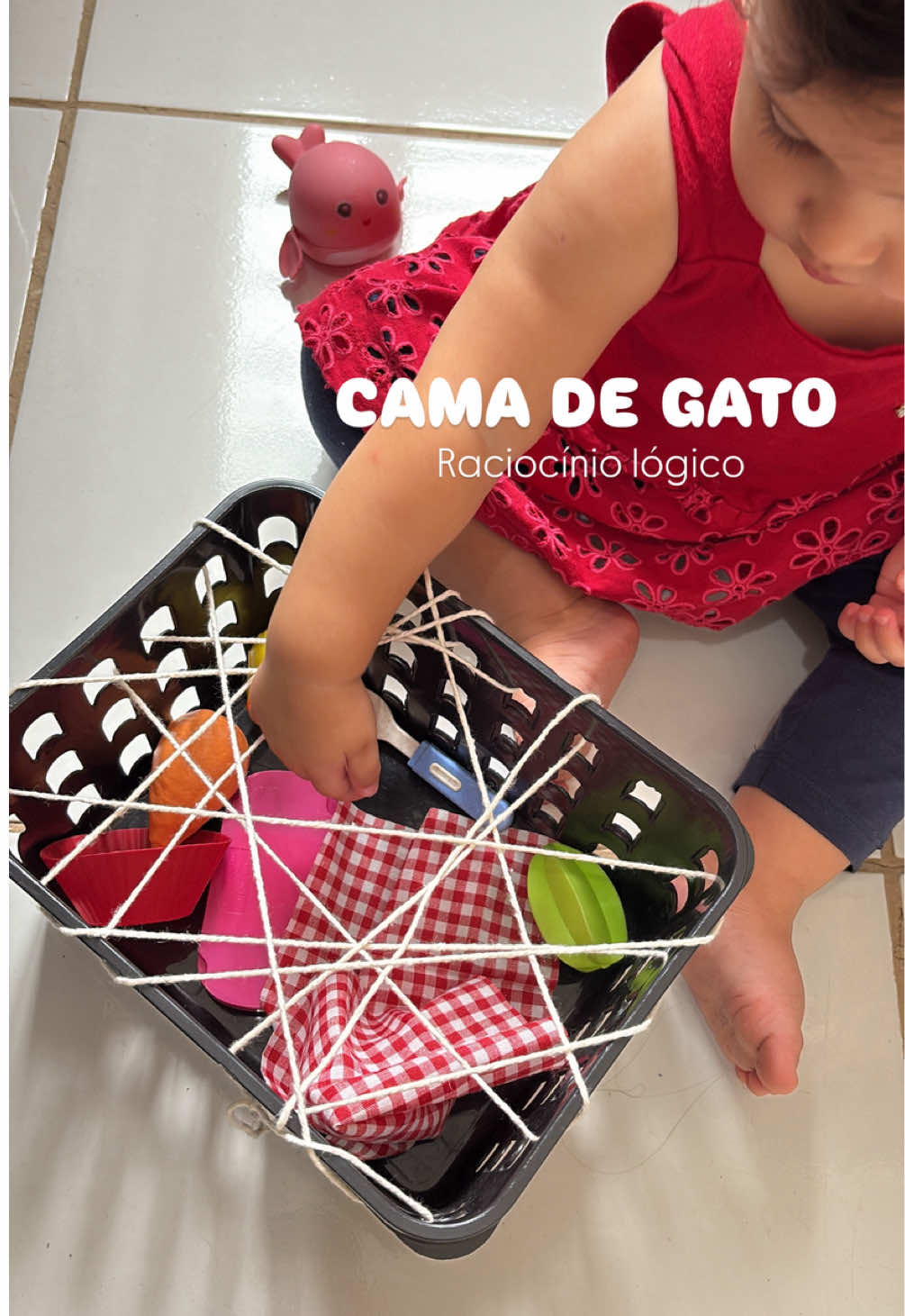 🐈 Cama de gato, rápida e fácil, essa atividade simples estimula:  - coordenação motora  - ⁠raciocínio lógico  - ⁠percepção tátil  - ⁠concentração  📋 Materiais: barbante, cesta e imaginação  ‼️Sempre realizar as atividades com supervisão de um responsável 🙋🏻‍♀️🙋🏽‍♂️ #atividadesinfantis #maternidade #foryou #foryoupage #fyp 