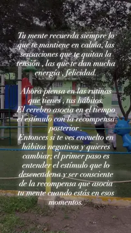 ¿Sabías que tu cerebro nunca olvida lo que te da calma, energía o felicidad? Por eso, cada hábito que tienes está conectado con una recompensa: una sensación que tu mente aprendió a buscar. Si hoy repites rutinas negativas, no es porque quieras dañarte, sino porque tu cerebro asocia ese estímulo con un alivio momentáneo. 🤩 El verdadero cambio empieza cuando reconoces qué lo activa y qué recompensa estás buscando. Cuando eres consciente, puedes elegir reemplazarlo por algo que realmente te sume, en vez de algo que te reste. Recuerda que no se trata de luchar contra tu cerebro, sino de enseñarle nuevas formas de sentirse bien. #mentesana #sistemaderecompensa #rutinas #PNL #hipnosis 