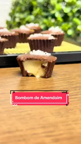 Bombom de Peanut Butter na Forminha! Feito com a linha Sicao, que tem brilho impecável, fluidez perfeita e sabor intenso de cacau. A cremosidade do recheio de amendoim encontra a sofisticação e um toque inusitado salgado! Uma combinação perfeita para quem ama equilíbrio entre o doce e o salgado, com a garantia de uma cobertura que transforma qualquer receita em uma verdadeira experiência gourmet. Ingredientes: 400g de Cobertura Sabor Chocolate Ao Leite Sicao Mais 200g de Chocolate Branco Sicao Nobre 100g de creme de leite UHT 40g de pasta de amendoim integral 10g de flor de sal