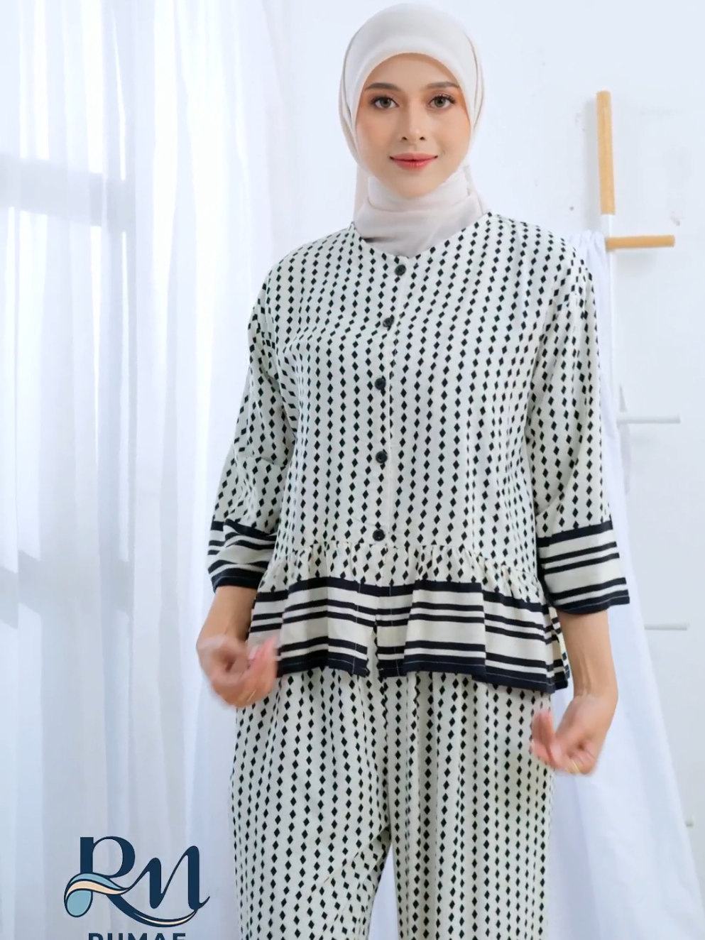 Mau tampil cantik tanpa ribet? DIVA SET jawabannya! 💃 ✔ Adem dipakai, bahan rayon premium ✔ Model rempel elegan ✔ Nyaman & Busui Friendly Cocok buat hangout, ngantor, atau acara santai ✨ Jangan tunggu kehabisan, DIVA SET selalu jadi rebutan! Klik keranjang kuning sekarang, biar kamu yang duluan checkout 🛒🔥 #DivaSet #SetelanWanita #FashionWanita #OOTD #BusuiFriendly 