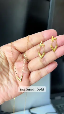 V necklace and earrings set🥰✨ So pretty and elegant set! #18ksaudigoldpawnable💯 #fyp #goldinvestment #legitgoldseller #18kvnecklace 