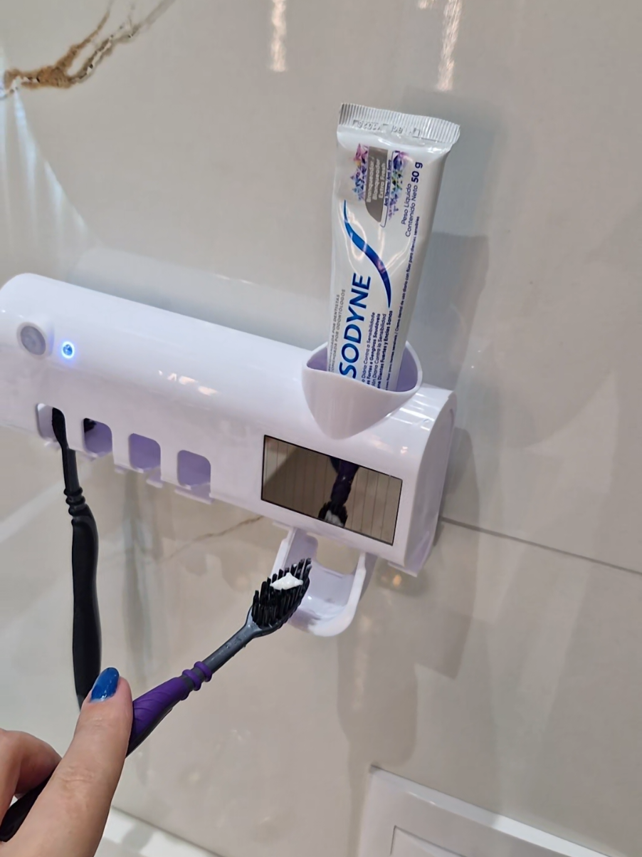 ✨ Porta escova + pasta de dente com esterilizador UV ✨ Você já viu esse produto na internet, né? 👀 E fala a verdade… nunca ficou curioso(a) pra saber se funciona mesmo? 🤔 Nunca bateu aquela vontade de comprar e testar? 😅 Pois é! Ele esteriliza suas escovas com luz UV, organiza tudo no banheiro e ainda vem com dispenser automático de pasta de dente. Ou seja: praticidade + higiene em um só produto 💙 👉 Adeus bagunça na pia 👉 Escovas sempre protegidas contra bactérias 👉 Pasta de dente sem desperdício Tá esperando o quê pra ter o seu? 🚀 #AchadinhosTikTok #BanheiroOrganizado #HigienePessoal #TikTokMadeMeBuyIt #CasaPrática 