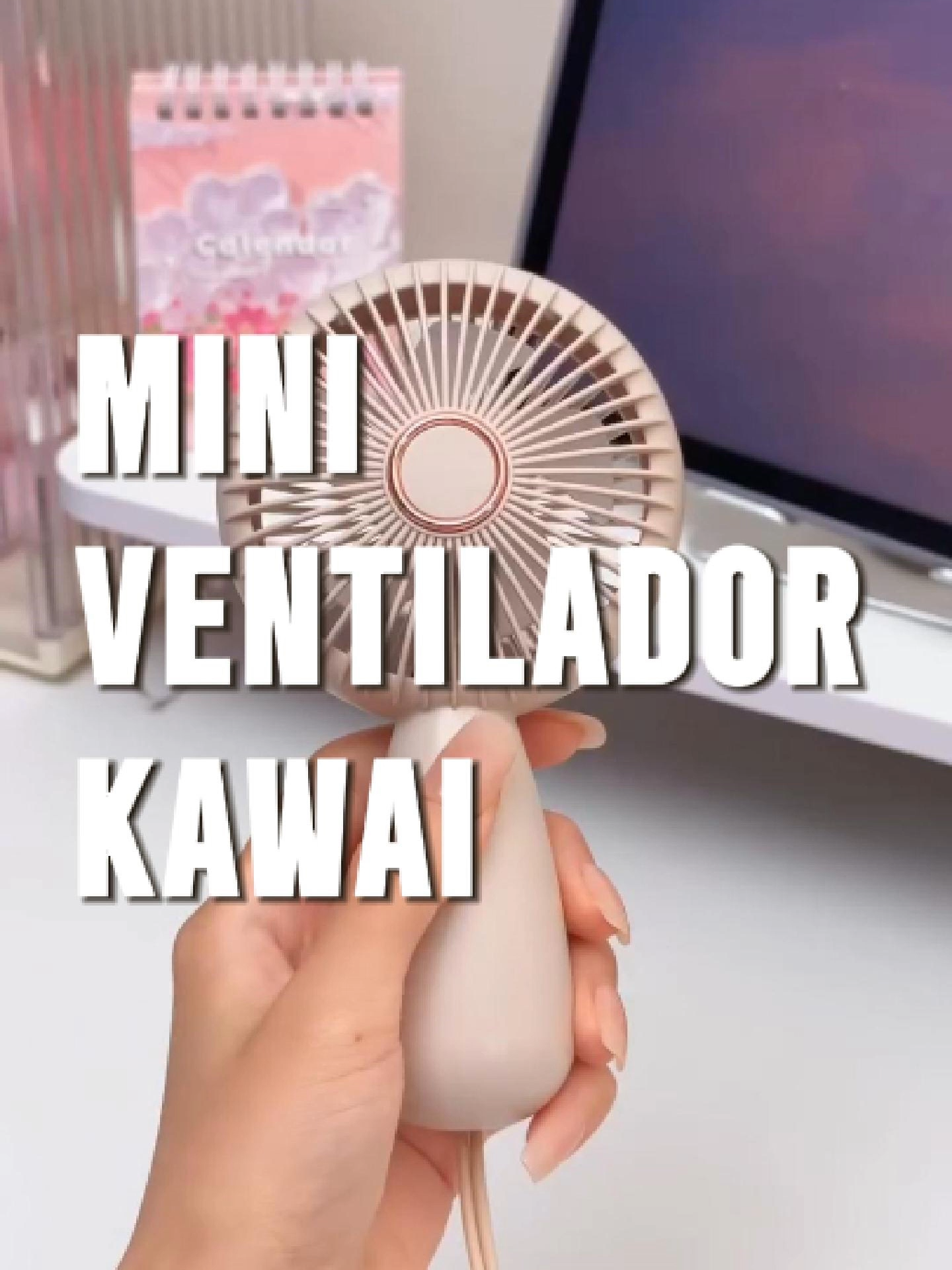 Esse mini ventilador portátil é leve, recarregável por USB e ainda tem show de luzes LED. Perfeito para os dias quentes e pra levar na bolsa!Quer o achado? Comenta quero que te mando.#ventiladorportatil #kawaii #usb #utilidadescriativas #achadinhododia #frescodiario #verao2025