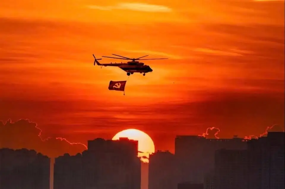 Thực hư bức ảnh trực thăng kéo cờ 'tuyệt đối điện ảnh': Tác giả bức ảnh cho biết đây là ảnh bầu trời hoàng hôn chụp ở chung cư tại Thanh Trì, chiếc trực thăng kéo cờ là được ghép thêm. #tuhaovietnam #hochiminh #ConcertQuocGia #tiktok #xuhuong 