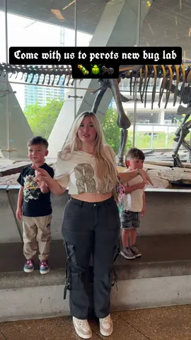 They loved the new bug lab it was so pretty 😫🥹🐛🪲🐜#fyp #viral #foryou  @JuanPv y kayla 🇲🇽🇺🇸 