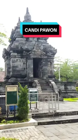 CANDI PAMON Candi Pawon adalah salah satu candi peninggalan Buddha yang berada di Magelang, Jawa Tengah, tepatnya di antara Candi Borobudur dan Candi Mendut. Letaknya memang berada di satu garis lurus, sehingga ketiga candi ini sering dikaitkan sebagai satu kesatuan dalam ritual agama Buddha pada masa lampau. Ciri-ciri Candi Pawon: Arsitektur: Terbuat dari batu andesit, bentuknya relatif kecil dan sederhana dibanding Borobudur maupun Mendut. Relief: Terdapat relief pohon kalpataru (pohon kehidupan) yang diapit kinara-kinari (makhluk setengah burung setengah manusia), menggambarkan simbol kesuburan dan kemakmuran. Fungsi: Diduga merupakan tempat penyimpanan abu jenazah Raja dari Dinasti Syailendra, kemungkinan Raja Indra (kakek dari Raja Samaratungga, pendiri Borobudur). Nama: Kata Pawon dalam bahasa Jawa berarti dapur, karena tempat ini dianggap sebagai 
