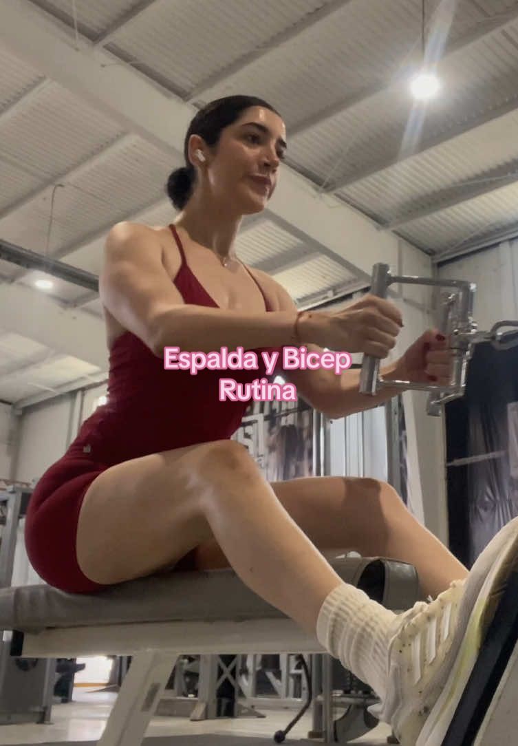 Esta es mi rutina actual de Espalda + Bicep 💪🏻  ⭐️Cosas a tomar en cuenta: -Tengo escoliosis de 20grados + rectificación cervical  -Mido 1.75 y peso 65kg -Mis metas son bajar porcentaje de grasa y mantener masa muscular, mejorar mi movilidad, flexibilidad y disminuir dolores de espalda ☺️ Rutina: -15 min de estiramientos dinámicos -Remo en polea 3x12 -Lat pulldowns 3x12 -Face pull 3x12 -Curl de bicep con mancuerna 3x12-15 -Remo con mancuerna 3x12 -Cardio suave 15-20 min -Estiramientos estáticos para cuello y brazos 30 segundos cada uno #Lifestyle #gym #gymgirl #gymroutine #workout #WorkoutRoutines #rutinadeejercicios #rutinaespalda #escoliosis #beauty #style