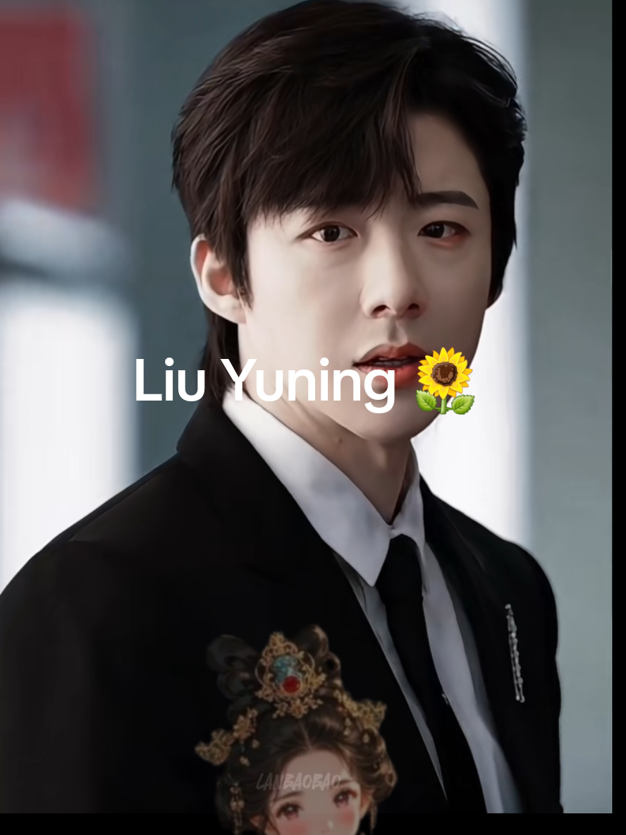 Jiang Junhao é um personagem interpretado por #LiuYuning na série chinesa *Be Your Own Light* (2023), um drama urbano que aborda temas de superação, romance e negócios. Ele é descrito como um jovem comum que trabalha arduamente como cozinheiro, mas enfrenta dificuldades financeiras após ser enganado. Na trama, Jiang Junhao se torna uma figura importante na vida da protagonista, He Huan (interpretada por Liu Tao), uma mulher que enfrenta desafios após o abandono do marido, que deixa dívidas significativas. Jiang Junhao é inicialmente visto como um blogueiro online que ajuda He Huan a se adaptar às mudanças de sua vida, mergulhando na era da mídia digital. Sua relação com He Huan evolui de desconfiança e antipatia para uma conexão de apoio mútuo, marcada por compreensão, apreciação e admiração. Ele também demonstra coragem ao salvar He Huan de uma situação perigosa envolvendo sequestradores, mostrando sua lealdade e determinação. Além disso, Jiang Junhao tem momentos leves e descontraídos, como quando brinca com He Huan, chamando-a de 