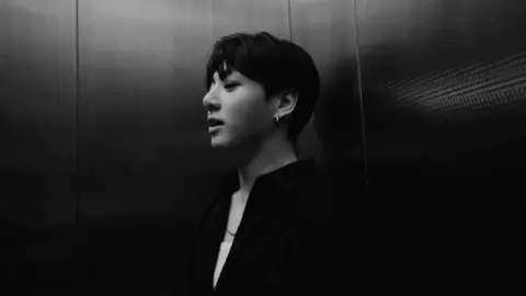 Y SIEMPRE QUE SE VA REGRESA A MI, Y FELICES LOS CUATRO. #xzycba #xzycba #fyypppppppppp #viral #malumababy #viral #noflop #contenido #viral #jungkook #tiktokfyp #ponmeenparati @TikTok 