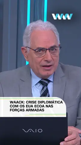 ANÁLISE WW Brasil e Estados Unidos já cancelaram dois encontros de rotina entre integrantes das Forças Armadas de ambos os países. Um terceiro evento também foi adiado para uma próxima ocasião. Tratava-se de um exercício de treinamento conjunto que envolveria cerca de 800 soldados do Exército Brasileiro e aproximadamente 200 do Exército dos Estados Unidos, previsto para ocorrer no interior da região Nordeste. Como os militares norte-americanos estariam armados, seria necessário um decreto presidencial autorizando a entrada dessas tropas armadas em território nacional. No atual contexto de crise na relação entre os dois países, um decreto com esse teor poderia ser interpretado como um gesto político delicado — algo que o governo brasileiro preferiu evitar, segundo o jornalista William Waack. Para o âncora da CNN Brasil e apresentador do #WW, as Forças Armadas dos dois países têm se esforçado para manter um perfil discreto e afastado de questões políticas. Ressalta-se que, até aqui — e é importante destacar esse “até aqui” —, o alinhamento explícito de lealdade de setores como os departamentos de Comércio, Tesouro e Estado dos Estados Unidos ao presidente Donald Trump não chegou ao Pentágono no que diz respeito ao Brasil. #CNNBrasil #CNNPolitica #WilliamWaack #CNNAoVivo #Brasil #EstadosUnidos #Exército