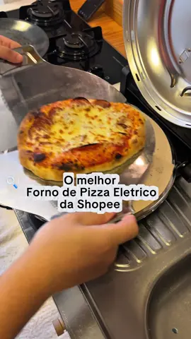 Encontrei o melhor forno elétrico de pizza da Shopee 🍕🔥 🔎ID: CDN-KCX-BUQ Receita da Massa: Ingredientes:  ﻿﻿1 1/3 copo de água ﻿﻿3/4 de colher (chá) de sal ﻿﻿3 colheres (sopa) de azeite de oliva ou vegetal ﻿﻿4 copos de farinha de trigo especial ﻿﻿2 ½ colheres (chá) de fermento biológico seco Misture os ingredientes. Sove por 10–15 min até a massa ficar lisa. Deixe descansar até dobrar. Abra a a massa com as mãos (sem rolo, para manter as bolhas) *publicidade *  #AcheiNaShopee #ShopeeCreator #pizza #fornodepizza #achadinhosshopee 