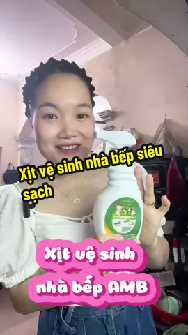 Xịt vệ sinh nhà bếp sạch ghê, vết dầu mỡ hay bám bẩn lâu ngày lau sạch bách🥰 #xitvesinh #xitvesinhnhabep #tiemmesamgau #dodungnhabep #amb 