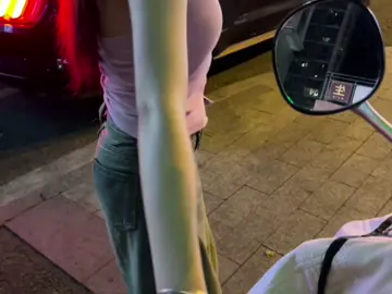 E chê tôi nghèo đi xe máy nên bỏ tôi 