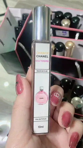 ##nuochoahangauchinhhang #nuochoahangauth ❤️🌸𝑪𝒉𝒂_𝒏𝒆𝒍 𝑪𝒉𝒂𝒏𝒄𝒆 𝑬𝒂𝒖 𝑻𝒆𝒏𝒅𝒆𝒓 𝑬𝑫𝑷 (𝑪𝒉𝒂𝒏𝒄𝒆 𝑯𝒐̂̀𝒏𝒈)🌸🌸🌸  👉💃Chance hồng EDP quyến rũ, tự tin, bám toả siêu mê! 💰Chiết 10ml -  💰Nobox 100ml -  💰Fullbox 150ml -  🌸Nếu Tendre EDT là mùi hương ngọt ngào nhẹ nhàng đáng yêu, thì Tendre EDP phải kể đến thần thái quyền lực và một sự tự tin đầy sắc bén. Mùi hương tinh tế mang đậm chất thơ, với hương thơm trái cây hòa quyện với hương hoa thanh khiết, tuy nhẹ nhàng nhưng vẫn toát lên được vẻ sống động như những làn sóng xanh êm dịu. 🌸Mùi hương chủ đạo: 🌷Hương đầu: Quả bưởi, Quả mộc qua 🌷Hương giữa: Hoa nhài, Hoa lan dạ hương 🌷Hương cuối: Xạ hương, Hoa diên vĩ, Gỗ tuyết tùng Virginia, Hổ phách. 🫶 “𝐍𝐮̛𝐨̛́𝐜 𝐡𝐨𝐚 𝐜𝐮̉𝐚 𝐛𝐚̣𝐧 𝐥𝐚̀ 𝐭𝐡𝐨̂𝐧𝐠 đ𝐢𝐞̣̂𝐩 𝐜𝐮̉𝐚 𝐛𝐚̣𝐧, 𝐥𝐚̀ 𝐤𝐡𝐚̂̉𝐮 𝐡𝐢𝐞̣̂𝐮 𝐦𝐮̀𝐢 𝐡𝐮̛𝐨̛𝐧𝐠 𝐜𝐮̉𝐚 𝐛𝐚̣𝐧.”  ♥️𝑪𝑨𝑴 𝑲𝑬̂́𝑻 𝑪𝑯𝑨̂́𝑻 𝑳𝑼̛𝑶̛̣𝑵𝑮 - 𝑼𝒀 𝑻𝑰́𝑵 👑