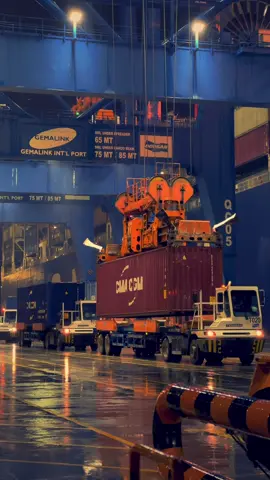 🌧️🌧️🌧️🌧️ #containership #containerport #kha #qccranes #truckcontainer 