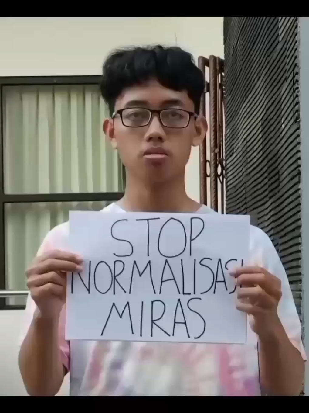 STOP NORMALISASI MIRAS!  Hari ini kita hidup di era yang penuh dengan gelombang kesadaran sosial. Kita lihat banyak mahasiswa turun ke jalan membela keadilan. Kita dengar diskusi tentang kesehatan mental di mana-mana. Kita baca postingan panjang tentang bahaya kekerasan seksual, isu lingkungan, dan berbagai problem kemanusiaan. Kita bangga. Kita senang. Kita optimis. Artinya, kita adalah generasi yang peduli. Generasi yang peka terhadap ketidakadilan. Tapi di tengah gelombang kesadaran itu, ada satu hal yang sering luput kita soroti. Sesuatu yang justru jadi “pintu masuk” dari banyaknya kekerasan, pelecehan, bahkan kerusakan moral yang kita tolak habis-habisan. Itu adalah miras minuman keras, mabuk-mabukkan. Miras bukan hanya masalah pribadi. Ia adalah masalah sosial. Dari miras, lahirlah kecelakaan, perkelahian, pelecehan, pembunuhan, dan hilangnya akal sehat. Anehnya, miras justru sering dinormalisasi. Bahkan kadang dijadikan bagian dari “budaya gaul