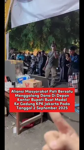 Aliansi Masyarakat Pati Bersatu kembali menggalang donasi di depan kantor Bupati Pati, Jawa Tengah. Donasi yang digalang di posko itu akan dipakai sebagai modal ke Jakarta, guna memberikan dukungan kepada KPK untuk segera memproses Bupati Pati, Sudewo. Sudewo diduga terkait kasus dugaan tipikor Direktorat Jenderal Perkeretaapian (DJKA) Kementerian Perhubungan (Kemenhub). Terlihat warga silih berganti memberikan donasi berupa uang ke dalam kotak yang telah disediakan. Aliansi masyarakat itu juga disebut bakal menerima donasi bantuan kendaraan seperti motor dan mobil. Salah satu relawan yang berada di lokasi, Patih, mengatakan posko itu dirikan sejak Selasa (19/8/2025) petang lalu. Untuk donasi, seperti yang tertulis di spanduk, mereka menggalang donasi Rp5 ribu. 