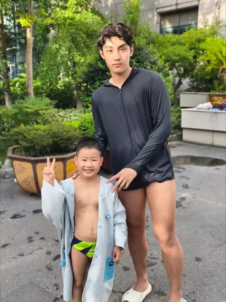 Its goodbye Hangzhou, hello Nanjing as viral swimming coach begins his university life. #陈磊 #陈经纶 #china #swimming #instructor #boyfriend #viraltiktok
