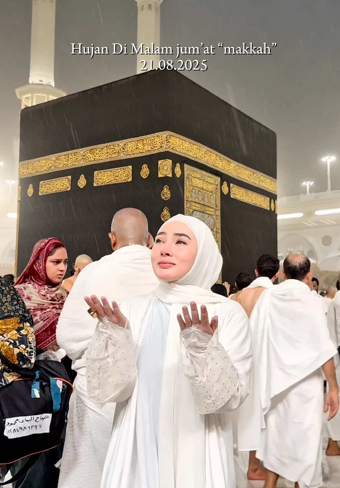 Alhamdulillah ini salah satu doa dan mimpiku..bisa merasakan turun Hujan Deras di makkah..Qadarullah Allah mengabulkan Doa ku turun hujan di saat dalam keadaan berihram..Nikmat dan berkah nya Ya Allah..semoga kalian yang melihat Video ini segera nyusul kesini ya..Aamiin Yra 