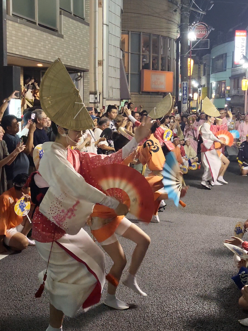 One of Tokyo’s biggest summer highlights is happening this weekend – Koenji Awa Odori! ✨🪭 Over 10,000 dancers light up the streets with traditional Awa Odori moves, music, and colorful costumes 🎶💃 It takes place every year in late August, turning Koenji into a giant summer dance party 🌸🔥 📍 Koenji, Tokyo 📅 August 23–24, 2025 #koenjiawaodori #awaodori #tokyosummer  #tokyofestival #matsuri 
