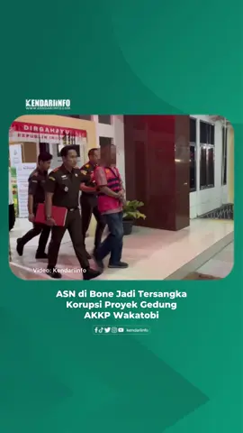 Kejaksaan Negeri (Kejari) Wakatobi menetapkan seorang aparatur sipil negara (ASN) berinisial MTF sebagai tersangka kasus dugaan korupsi pembangunan gedung Akademi Komunitas Kelautan dan Perikanan (AKKP) tahun 2015 di Kelurahan Matahora, Kecamatan Wangiwangi Selatan, Kabupaten Wakatobi, Kamis (21/8/2025) malam. Tindakan korupsi itu MTF lakukan saat menjabat sebagai Pejabat Pembuat Komitmen (PPK) pada proyek senilai Rp7,5 miliar yang melekat di Kementerian Kelautan dan Perikanan. Penetapan tersangka dilakukan usai pemeriksaan intensif di Kantor Kejari Kendari. Pantauan di lapangan, MTF terlihat keluar dari ruang pemeriksaan mengenakan rompi tahanan berwarna merah muda dengan tangan diborgol. Ia langsung digiring ke Rumah Tahanan (Rutan) Kendari sekira pukul 19.26 Wita. “Malam ini kami dari Tim Penyidik Kejari Wakatobi sudah menetapkan MTF sebagai tersangka dan dilakukan penahanan di Rutan Kendari,” ujar Penyidik Kejari Wakatobi, Eric Cahyo. Eric menjelaskan, MTF saat ini merupakan ASN di Kabupaten Bone, Sulawesi Selatan (Sulsel), yang saat proses pembangunan gedung AKKP pada 2015 menjabat sebagai PPK. Sebelum penetapan tersangka, penyidik telah memeriksa sekitar 40 orang saksi. “Saksi yang diperiksa itu sudah sekitar 40-an orang,” jelasnya. Sementara itu, Kasi Pidsus Kejari Wakatobi, Maghfiranisa Azizah, menambahkan dugaan penyimpangan terjadi karena proses pembangunan tidak sesuai dengan kontrak. Akibatnya, gedung AKKP tersebut hingga kini tidak dapat difungsikan. “Untuk perkara ini, memang gedungnya tidak bisa dipakai. Dugaannya proses pembangunannya tidak sesuai dengan kontrak,” ungkapnya. Ia tidak menampik kemungkinan adanya tersangka baru. Penyidik masih melakukan pengembangan terhadap perkara dugaan korupsi tersebut. #kendari #kendariinfo #sulawesitenggara #sultra 