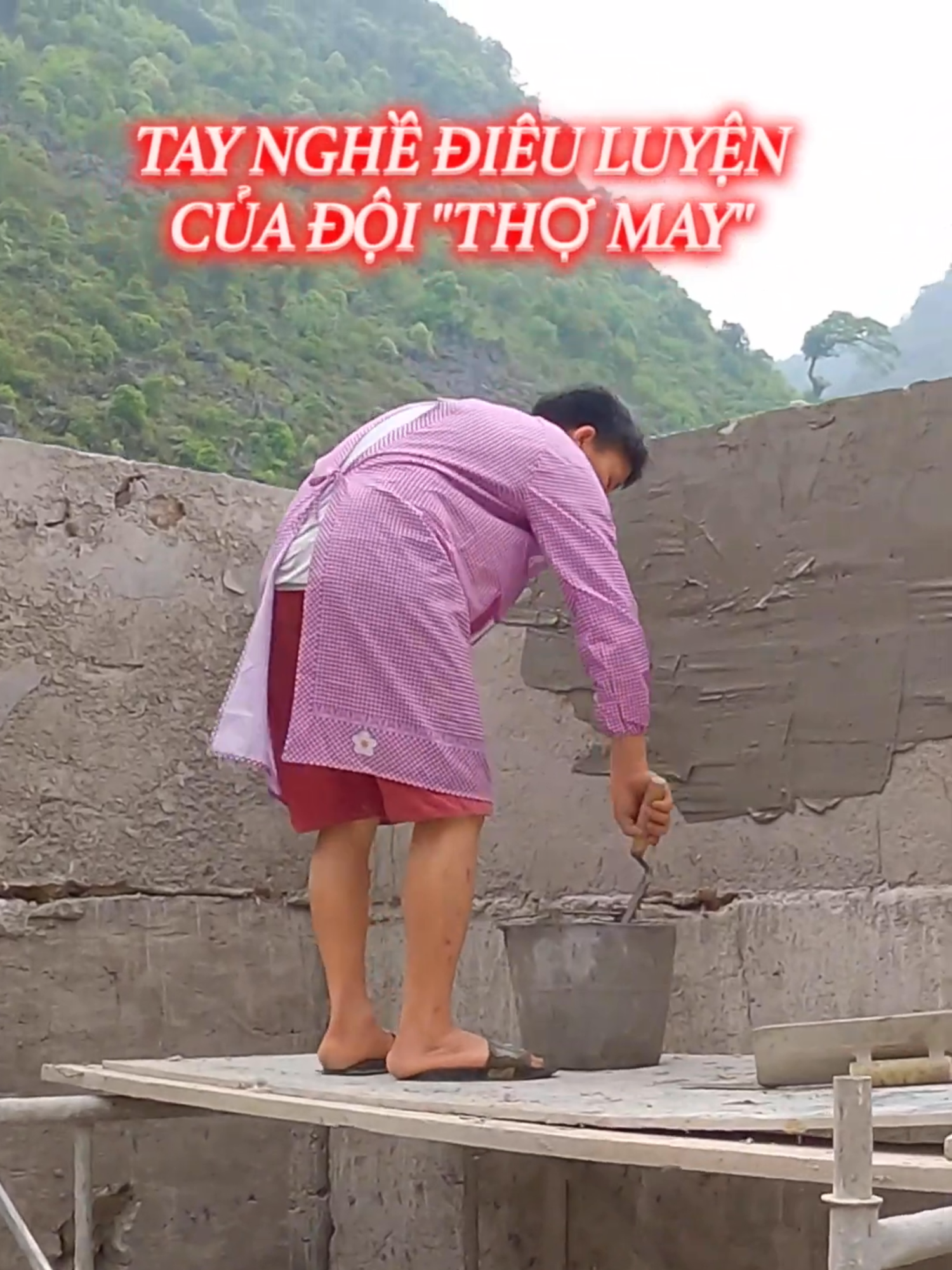 Tay nghề điêu luyện của đội thợ may thay áo mới cho bể treo vô cực  #NắngCaoNguyên #ĐoànKếtLàSứcMạnh #viral #country #CaoNguyenDa #MatOngVungCao