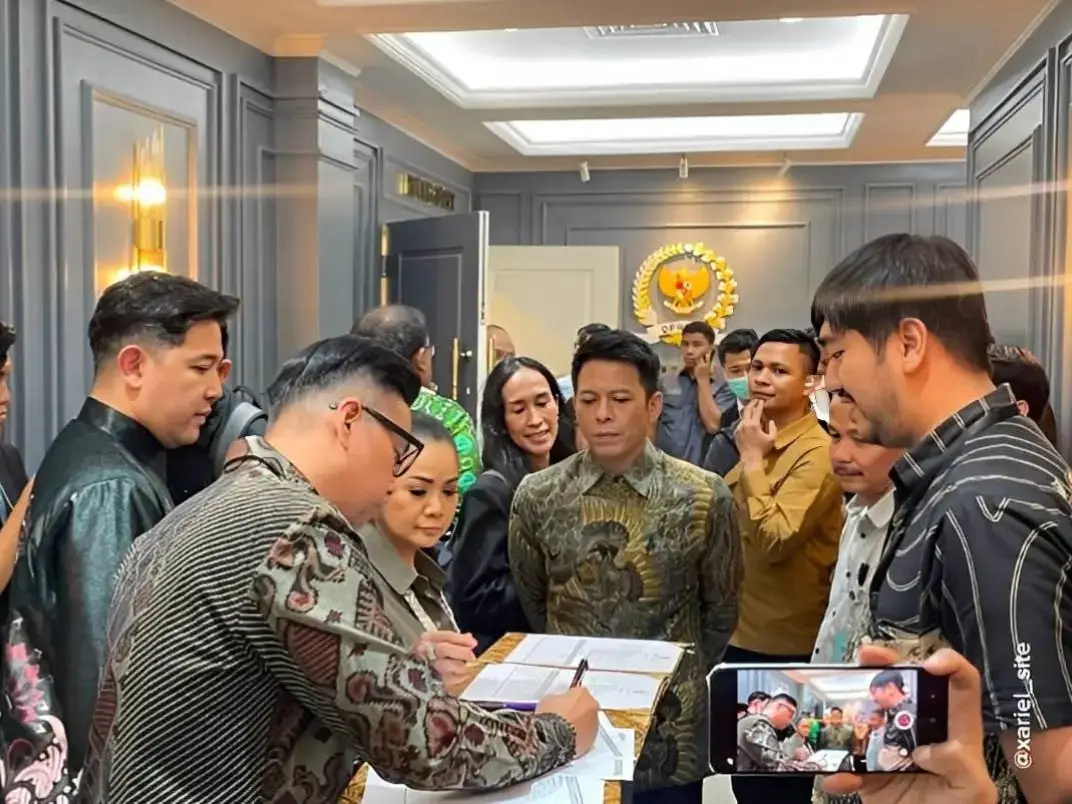 Potret Ariel NOAH Dkk saat hadir rapat di DPR terkait Royalti ‼️ Salah satu perwakilan organisasi musisi Vibrasi Suara Indonesia (VISI) Ariel NOAH meminta pemerintah untuk menyatakan penyanyi atau pelaku pertunjukan tidak perlu bertanggung jawab atas royalti hak cipta, menurutnya pembayaran royalti sesuai undang-undang lewat LMK.. Dan menurut Ariel pernyataan Mahkamah Konstitusi mengenai hal itu dinilai belum cukup kuat untuk dipahami oleh semua pihak, terutama ditingkat penyelenggara acara... #arielnoah #noahband #royalty #uu #sahabatnoah #fyp 