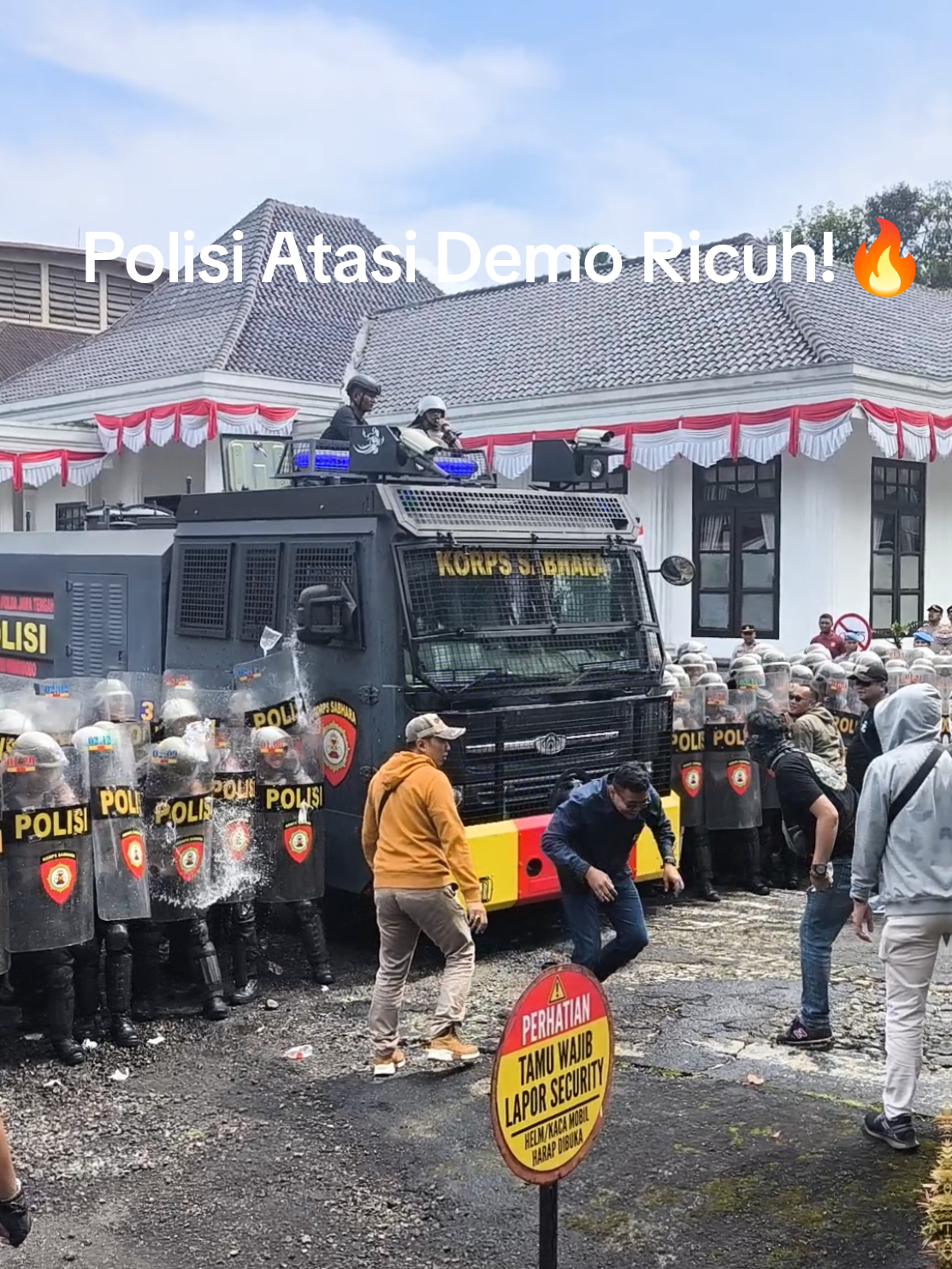 Antisipasi Demo Ricuh, Ratusan Polisi Dilatih Keterampilan Atasi Unjuk Rasa WONOSOBO – Polres Wonosobo menggelar simulasi pengamanan aksi demonstrasi publik di Pendopo dan Kantor DPRD Kabupaten Wonosobo, Jumat (22/8). Sebanyak 250 hingga 300 personel dikerahkan dalam latihan yang difokuskan pada keterampilan pengendalian massa (dalmas). Kapolres Wonosobo AKBP M Kasim Akbar Bantilan yang memantau langsung jalannya simulasi menegaskan, latihan ini digelar untuk meningkatkan kesiapsiagaan anggota menghadapi potensi unjuk rasa. “Sebagaimana rekan-rekan lihat, kami melatihkan keterampilan dalmas. Ini sebagai antisipasi jika ada penyampaian pendapat di muka publik, sehingga seluruh personel terampil, mahir, dan bekerja sesuai prosedur,” ujarnya. Simulasi tersebut melibatkan berbagai satuan, mulai Peloton Dalmas Inti hingga Krimas. Skenario yang dijalankan dirancang menyerupai kondisi lapangan sebenarnya. Prosesnya dimulai dari penerimaan aspirasi perwakilan massa hingga langkah penanganan jika demonstrasi berkembang lebih luas. Menurut Kapolres, pelatihan ini juga merupakan tindak lanjut arahan Kapolda Jawa Tengah agar seluruh jajaran rutin mengasah kemampuan pengendalian massa.  “Garis besarnya, kita mempersiapkan anggota agar profesional di lapangan. Dengan latihan seperti ini, mereka tahu posisinya, tahu apa yang harus dilakukan, sehingga tidak salah langkah saat bertugas,” tegasnya. Meski sejumlah daerah di Jawa Tengah belakangan diwarnai aksi massa, Kapolres memastikan simulasi ini lebih pada upaya preventif. “Secara umum, ini bagian dari kesiapsiagaan. Kami ingin anggota terbiasa bekerja sesuai SOP, bukan karena ada kejadian,” jelasnya. Ia menambahkan, tujuan utama dari kegiatan ini adalah menjaga stabilitas wilayah. “Harapannya, Wonosobo tetap aman, kondusif, masyarakat bisa tentram, damai, dan fokus bekerja mencari penghidupan masing-masing,” pungkasnya. (*** #Wonosobo #PolresWonosobo #SimulasiDemo #BeritaViral #FYP