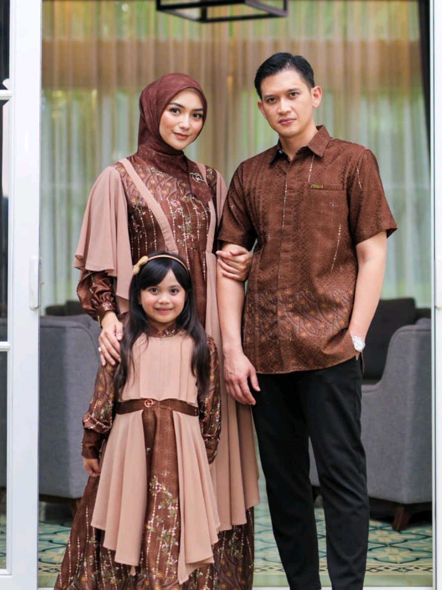 Karena semua yang terbaik, ada di Titik Awal Sarimbit Series 🫶🏻 Kalau menurut kalian ,, warna apa sih yang paling bikin jatuh hati dari koleksi ini?🥰  #citrakirana #rezkyaditya #tachisyari #sarimbittachisyari #famset 