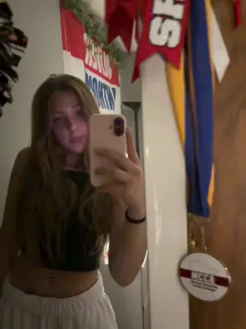 don’t look at my messy room, thanks !!