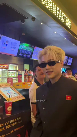 ngoan xinh iu của mình đến họp báo của c Hoà #CAPTAINBOY #NoiDauGiuaHoaBinh #hoaminzy 