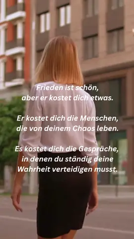 Frieden klingt schön, aber er kostet dich etwas. Er kostet dich die Menschen, die von deinem Chaos leben. Er kostet dich die Gespräche, in denen du ständig deine Wahrheit verteidigen musst. Er kostet dich die Rolle, die du gespielt hast, um anderen zu gefallen. Aber wenn du bereit bist, diesen Preis zu zahlen, bekommst du etwas, das unbezahlbar ist: Dich selbst. In meinem Coaching begleite ich dich dabei, diesen Frieden zu finden – nicht als Flucht, sondern als bewusste Entscheidung für dich. 📩 Schreib mir, wenn du bereit bist, nicht nur Ruhe zu suchen, sondern sie zu leben. #InnererFrieden #Selbstführung #MentaleStärke #CoachingImpulse #KlarheitGewinnen  
