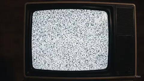 a mí siempre me causaba un poco de intriga la televisión sin señal.  #ruido Blanco #fractales #misterio #gestalt #black 