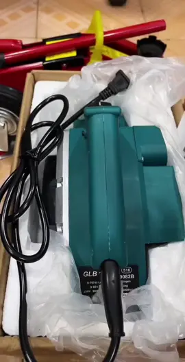 Serut kayu jadi lebih mudah, cepat, dan rapi dengan MONAKE Electric Planner MK1900B! 🔧 Ditenagai motor 750W dengan kecepatan putar 16.000 rpm, bikin hasil halus tanpa ribet. 🔥 Material 100% Tembaga awet & kuat, cocok buat kebutuhan pertukangan harian maupun proyek besar. 💡 Desain ergonomis, ringan, dan nyaman dipakai — gak bikin capek walau dipakai lama. ✅ Hemat waktu ✅ Hasil lebih presisi ✅ Cocok untuk tukang kayu & hobi DIY 📦 Yuk, upgrade alat kerja kamu sekarang juga dan rasakan bedanya #SerutKayuMudah #MesinSerutKayu #PlannerKayu #AlatPertukangan #DIYKayu #TukangIndonesia #PeralatanKayu #MONAKEPlanner #AlatTukangKeren #WorkshopTools 