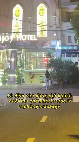 Nửa đêm còn ở dưới lầu khách sạn chờ khách hàng mang lên mát xa. #Massage tại nhà#spa 