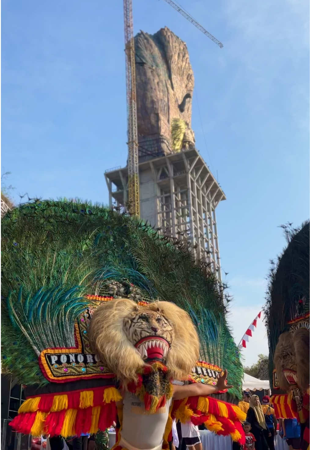 Momen dadak merak tampil MEGAH di depan Monumen Reog Ponorogo, Republik Indonesia 🇮🇩  #HUTRI80 #MerdekaRun