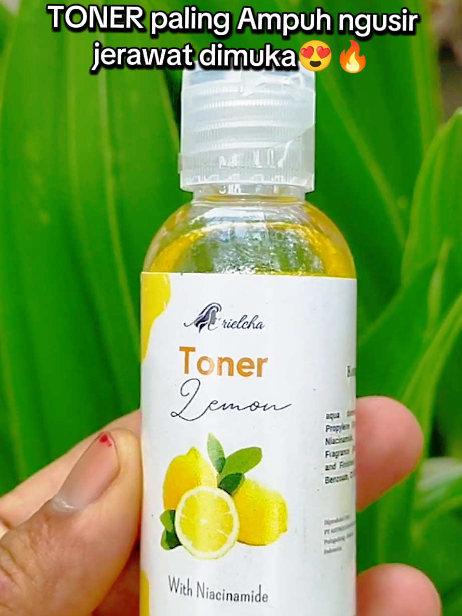 ✨Mencerahkan kulit kusam. ✨Mengontrol minyak berlebih. ✨Mengecilkan pori-pori. ✨Menyegarkan wajah. ✨Membantu melawan jerawat sudah BPOM lagi😍#lemon #toner 