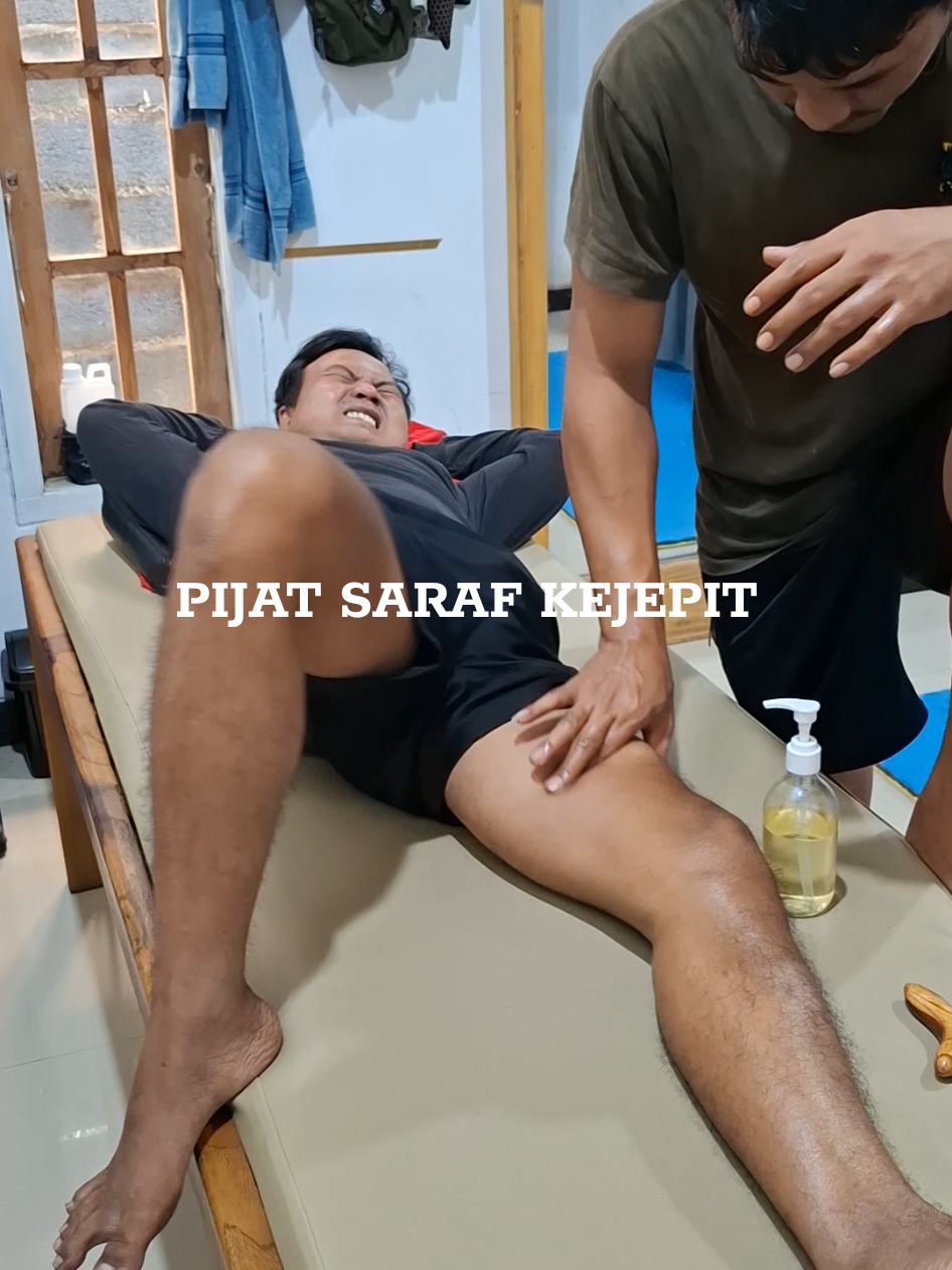 Banyak orang yang mengalami saraf kejepit mencari berbagai metode pengobatan untuk mengurangi gejala, salah satunya adalah terapi pijat atau uru #PIJAT #PIJATINDONESIA #pijatsaraf #batang #bonesetting 