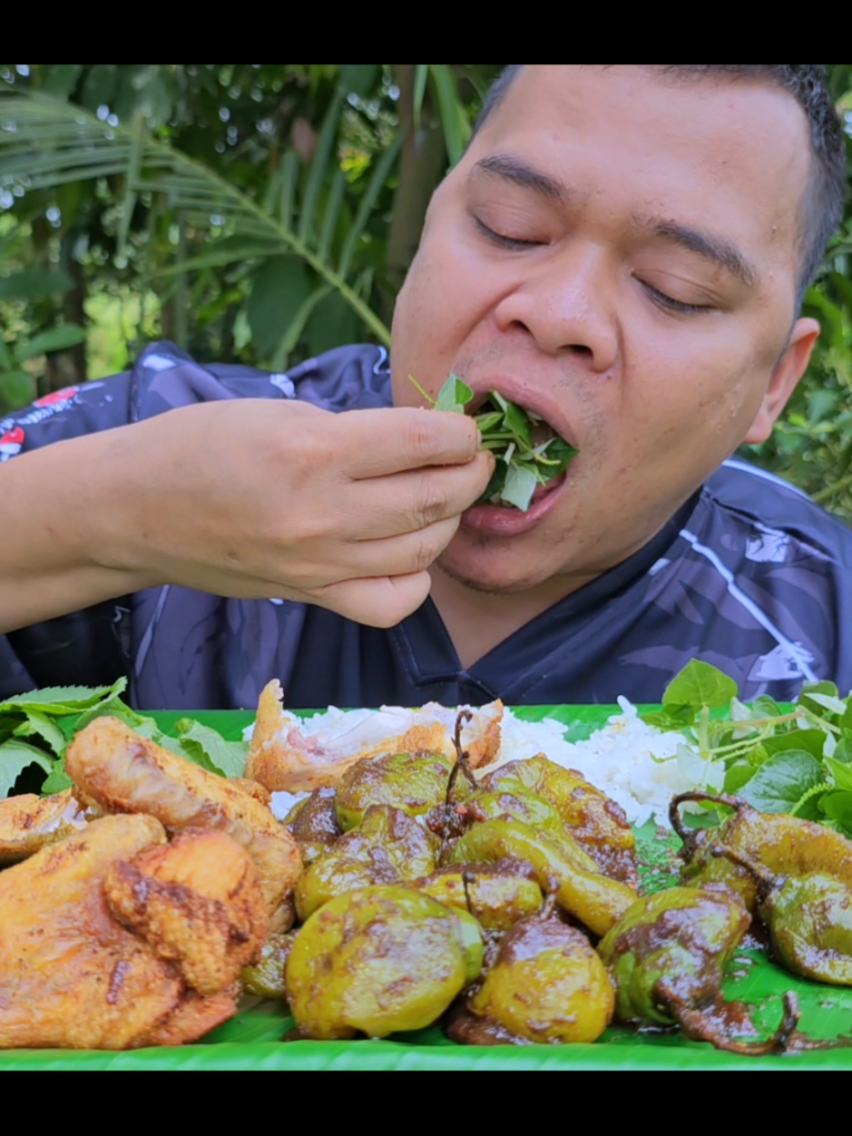 Lalapan sirih cina tuh ga enak #mukbang #lalapansirihcina 