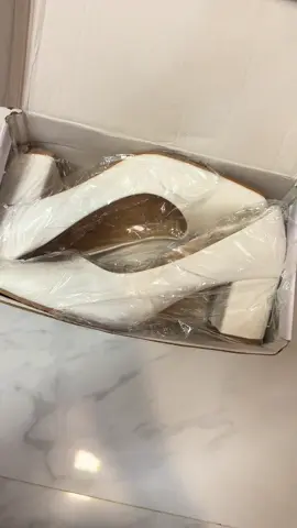 Square toe white leather with 2 inches heels! Check out now! #kaeve #whiteheels #2inchesheels #heels #kaeveheels 