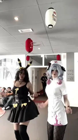 Oh! Uve spotted 2 cuties at abunai con :)   #abunaicon #umbreoncosplay #mikucosplay #cosplaygirl #cosplaydance 