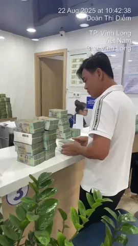 Rút tiền cho khách của chị Đại