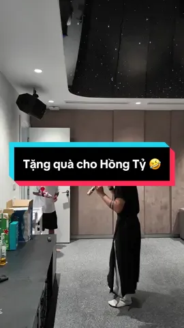 Tặng quà cho Hồng Tỷ 🤣 #xuhuongtiktok #xuhuong 