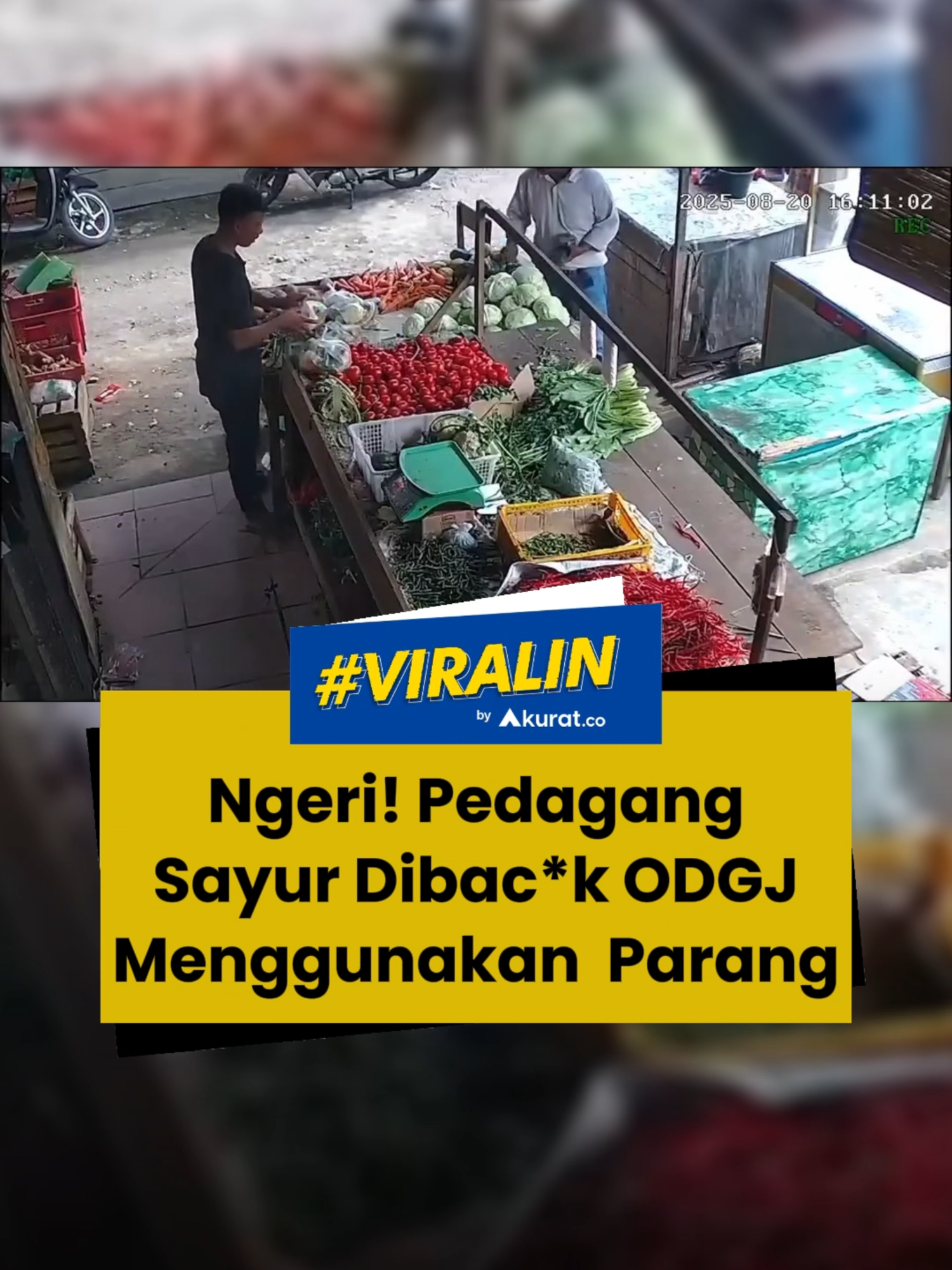 Peristiwa penyerangan itu terjadi di Pasar Samalanga, Bireuen, Aceh, Rabu (20/8/2025). Korban yang mendapatkan luka serius di bagian wajah dan belakang lehernya langsung dilarikan ke Puskesmas, kemudian dirujuk ke RSUD Bireuen. Sementara pelaku berinisial MJ berhasil diamankan warga dan diserahkan ke pihak kepolisian. Direktur Rumah Sakit Jiwa (RSJ) Banda Aceh, Hanif, mengaku bahwa MJ pernah dirawat di RSJ Aceh. Ia telah dinyatakan sembuh secara klinis dan dipulangkan ke kampung asalnya. 🎥: Instagram/aceh_antara. #fyp #viral #pedagangsayur #odgj #aceh #pria #akuratco